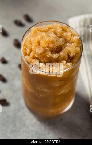 Café glacé glacé sucré maison dans un verre Banque D'Images