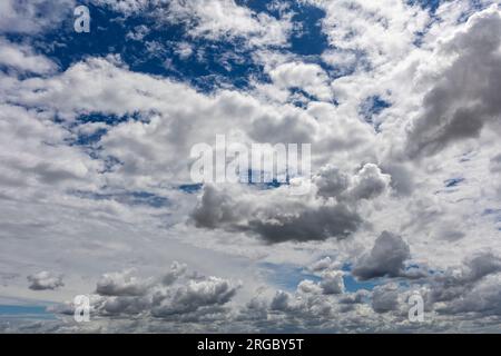 Ciel bleu avec recouvrement d'arrière-plan nuages. Idéal pour le remplacement du SKY, l'économiseur d'écran ou toute autre application Banque D'Images