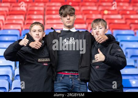 Fans de Barrow lors de la Carabao Cup First Round North entre Bolton Wanderers et Barrow au Toughsheet Community Stadium, Bolton, le mardi 8 août 2023. (Photo : Mike Morese | MI News) crédit : MI News & Sport / Alamy Live News Banque D'Images