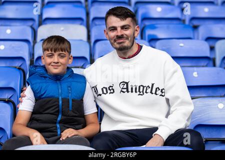 Fans de Barrow lors de la Carabao Cup First Round North entre Bolton Wanderers et Barrow au Toughsheet Community Stadium, Bolton, le mardi 8 août 2023. (Photo : Mike Morese | MI News) crédit : MI News & Sport / Alamy Live News Banque D'Images