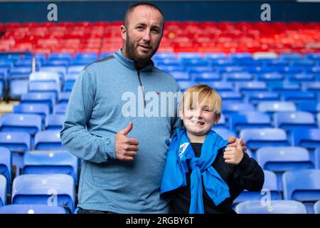 Fans de Barrow lors de la Carabao Cup First Round North entre Bolton Wanderers et Barrow au Toughsheet Community Stadium, Bolton, le mardi 8 août 2023. (Photo : Mike Morese | MI News) crédit : MI News & Sport / Alamy Live News Banque D'Images