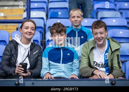 Fans de Barrow lors de la Carabao Cup First Round North entre Bolton Wanderers et Barrow au Toughsheet Community Stadium, Bolton, le mardi 8 août 2023. (Photo : Mike Morese | MI News) crédit : MI News & Sport / Alamy Live News Banque D'Images