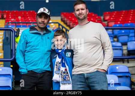 Fans de Barrow lors de la Carabao Cup First Round North entre Bolton Wanderers et Barrow au Toughsheet Community Stadium, Bolton, le mardi 8 août 2023. (Photo : Mike Morese | MI News) crédit : MI News & Sport / Alamy Live News Banque D'Images