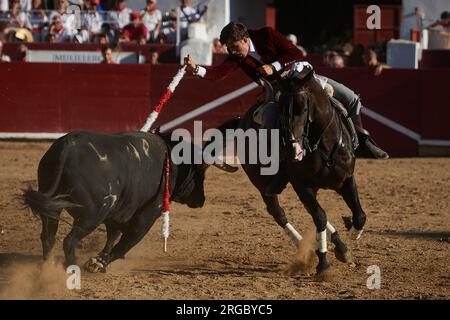 Estella, Espagne. 07 août 2023. Guillermo Hermoso de Mendoza, sur le dos de son cheval lusitanien, pendant la tauromachie. Corrida sur la Plaza de Estella, Navarre avec les droitiers Pablo Hermoso de Mendoza, son fils Guillermo et le torero Pedro Gutierrez 'El Capea'. Quatre taureaux du ranch portugais Tenorio et deux taureaux du ranch Hermanas Azcona de Navarra. (Photo Elsa A Bravo/SOPA Images/Sipa USA) crédit : SIPA USA/Alamy Live News Banque D'Images