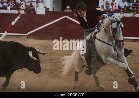 Estella, Espagne. 07 août 2023. Guillermo Hermoso de Mendoza, sur le dos de son cheval lusitanien, pendant la tauromachie. Corrida sur la Plaza de Estella, Navarre avec les droitiers Pablo Hermoso de Mendoza, son fils Guillermo et le torero Pedro Gutierrez 'El Capea'. Quatre taureaux du ranch portugais Tenorio et deux taureaux du ranch Hermanas Azcona de Navarra. (Photo Elsa A Bravo/SOPA Images/Sipa USA) crédit : SIPA USA/Alamy Live News Banque D'Images