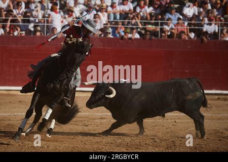 Estella, Espagne. 07 août 2023. Guillermo Hermoso de Mendoza, sur le dos de son cheval lusitanien, pendant la tauromachie. Corrida sur la Plaza de Estella, Navarre avec les droitiers Pablo Hermoso de Mendoza, son fils Guillermo et le torero Pedro Gutierrez 'El Capea'. Quatre taureaux du ranch portugais Tenorio et deux taureaux du ranch Hermanas Azcona de Navarra. (Photo Elsa A Bravo/SOPA Images/Sipa USA) crédit : SIPA USA/Alamy Live News Banque D'Images