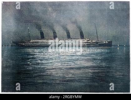 Le SS Titanic vu de nuit pendant la visite de Cherbourg dans la soirée du 10th avril 1912. Banque D'Images