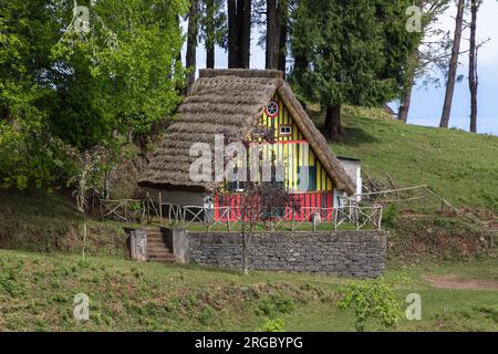 Île de Madère Portugal - 04 19 2023 : vue sur la maison traditionnelle de Madère, avec toit de chaume, Levada do Caldeirão Verde et la Levada Caldeirão do Banque D'Images