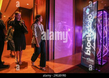 Taguig, Philippines. 08 août 2023. Les gens arrivent sur le lieu du lancement de Block Dojo en Asie. Block Dojo, un incubateur favorisant l’entrepreneuriat blockchain, en partenariat avec nChain, une société technologique mondiale, a lancé le Block Dojo en Asie. Block Dojo et nChain visent une transformation numérique et jouent un rôle de premier plan dans la révolution numérique aux Philippines en créant des opportunités commerciales pour le développement de la blockchain. Crédit : SOPA Images Limited/Alamy Live News Banque D'Images