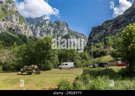 León Espagne - 07 04 2021 : vue sur les Picos de Europa, ou sommets d'Europe, village de Caím de Valdeon, chaîne de montagnes s'étendant sur environ 20 km, Cantabrie Banque D'Images