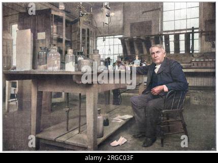 THOMAS ALVA EDISON (1847 - 1931), dans son atelier. Banque D'Images