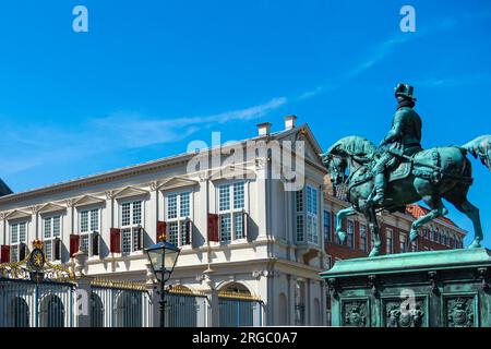 Extérieur du palais Noordeinde, bureau de travail du roi néerlandais devant la sculpture du prince Guillaume Ier. La Haye, pays-Bas Banque D'Images