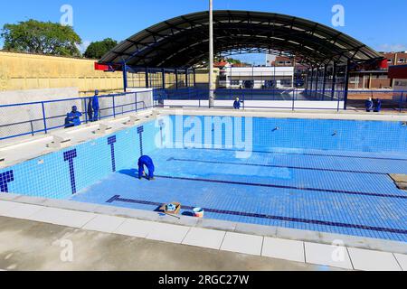 ilheus, bahia, brésil - 9 mai 2023 : Construction d'une école publique à temps plein dans la ville d'ilheus, dans le sud de Bahia. Banque D'Images