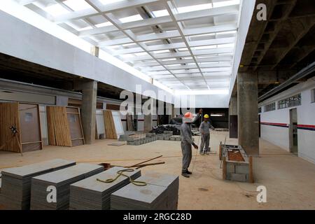 ilheus, bahia, brésil - 9 mai 2023 : Construction d'une école publique à temps plein dans la ville d'ilheus, dans le sud de Bahia. Banque D'Images