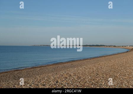 Aldwick Bay plage de galets et mer bleue vue tôt le matin en été sur la côte sud du Royaume-Uni. Banque D'Images