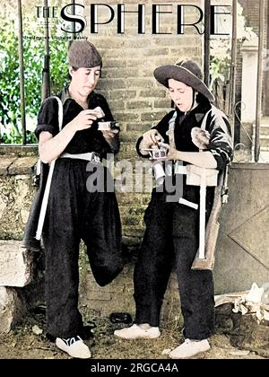 Deux femmes membres d'une milice républicaine prenant une pause lors de leur marche vers la ligne de front dans les montagnes de Guadarrama, 1936. Banque D'Images