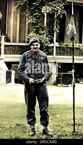 Major-général R.E. Urquhart, commandant de la première division aéroportée britannique, debout devant son quartier général près d'Arnhem, l'hôtel Hartenstein, septembre 1944. Le 17th septembre 1944, l'opération « jardin du marché » a été mise en œuvre ; un plan audacieux conçu par le maréchal Montgomery pour faire tomber des milliers de troupes aéroportées en Hollande afin de capturer une route d'invasion vers l'Allemagne. Les divisions British First Airborne, American 81st et 101st ont pris part au plan, qui a finalement échoué. Banque D'Images
