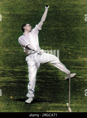 Photographie de l'Anglais Bowler, Harold Larwood, en action lors de la visite du MCC en Australie, 1933. Au cours de cette tournée, D.R. Jardine, le capitaine du MCC, a utilisé le rythme de Larwood pour employer la «théorie des jambes» (également connu sous le nom de «bodyline» bowling). Bien qu'elle ait réussi sur le terrain de cricket, cette tactique a été jugée antisportive par de nombreux Australiens et par des relations anglo-australiennes sourées. Banque D'Images