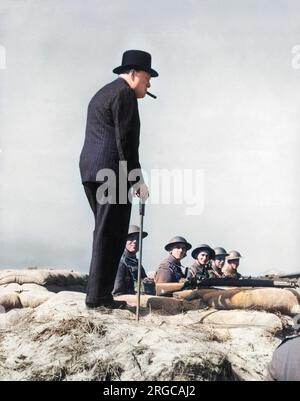 Winston Churchill visite des défenses côtières près de Douvres Banque D'Images