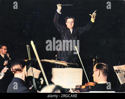 Sir John Barbirolli (1899-1970), chef d'orchestre et violoncelliste anglais, dirige ici l'Orchestre symphonique de la BBC sur 13 février 1944 Banque D'Images