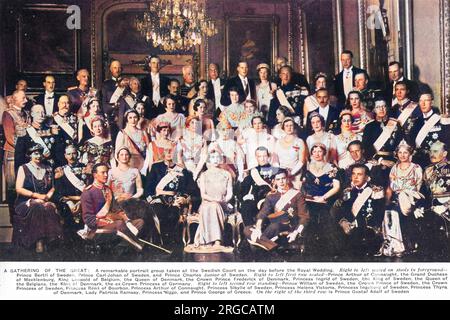 Un groupe de portraits remarquable pris à la cour suédoise la veille du mariage royal entre la princesse Ingrid de Suède et le prince Frederick du Danemark en mai 1935. Banque D'Images