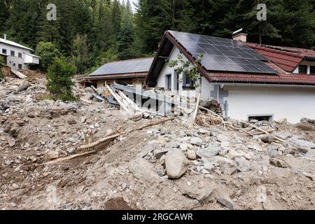 Raduha, Slovénie. 08 août 2023. Des maisons sont enterrées sous les débris des inondations à Raduha après les inondations majeures qui ont frappé les deux tiers du pays il y a quelques jours. Des efforts de nettoyage et de sauvetage ont été réalisés après les inondations majeures en Slovénie. Certaines zones de la vallée de la rivière Savinja sont encore coupées du reste du monde. Les dégâts sont énormes. Crédit : SOPA Images Limited/Alamy Live News Banque D'Images
