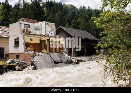 Raduha, Slovénie. 08 août 2023. La rivière Savinja passe devant une maison détruite à Raduha après les inondations majeures qui ont frappé les deux tiers du pays il y a quelques jours. Des efforts de nettoyage et de sauvetage ont été réalisés après les inondations majeures en Slovénie. Certaines zones de la vallée de la rivière Savinja sont encore coupées du reste du monde. Les dégâts sont énormes. Crédit : SOPA Images Limited/Alamy Live News Banque D'Images