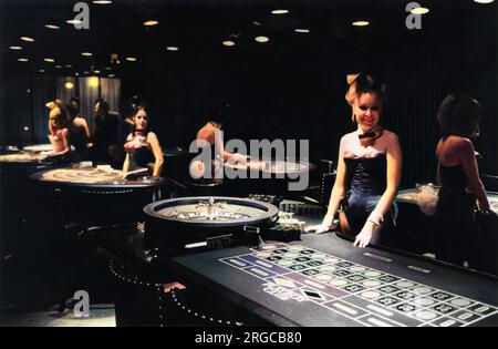 Les filles de Bunny exploitent des tables de jeu au Playboy Club de Londres qui a ouvert ses portes en 1966. Banque D'Images