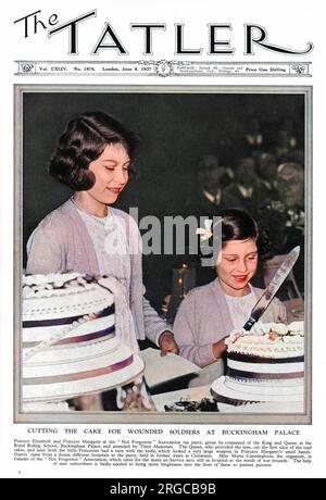 Couper le gâteau pour les soldats blessés au palais de Buckingham: La princesse Margaret et la princesse Elizabeth assistent à la fête du thé « non oublié » à l'école royale d'équitation de Buckingham Palace, où la reine a fourni les thés. Ici, la princesse Margaret brandit un gros couteau sur des gâteaux glacés, qui ont été servis à des anciens militaires hospitalisés. Banque D'Images