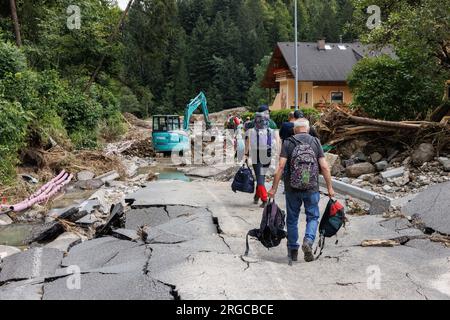 Raduha, Slovénie. 08 août 2023. Les gens évacuent avec leurs biens du village de Raduha, endommagé par les inondations, après que les deux tiers du pays ont été touchés il y a quelques jours. Des efforts de nettoyage et de sauvetage ont été réalisés après les inondations majeures en Slovénie. Certaines zones de la vallée de la rivière Savinja sont encore coupées du reste du monde. Les dégâts sont énormes. Crédit : SOPA Images Limited/Alamy Live News Banque D'Images