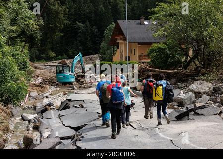 Raduha, Slovénie. 08 août 2023. Les gens évacuent avec leurs biens du village de Raduha, en Slovénie, endommagé par les inondations, le 8 août 2023, après que des inondations majeures ont frappé les deux tiers du pays il y a quelques jours. Des efforts de nettoyage et de sauvetage sont en cours après de graves inondations en Slovénie. Certaines zones de la vallée de la rivière Savinja sont encore coupées du reste du monde. Les dégâts sont énormes. Crédit : SOPA Images Limited/Alamy Live News Banque D'Images