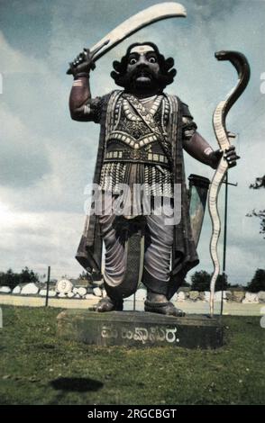 Une statue de Mahishasura dans Chamundi Hills, Mysore. Mahishasura était un Asura dans la mythologie hindoue - l'une des forces du chaos qui sont en bataille constante avec Devas. Banque D'Images