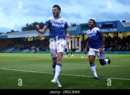 Ashley Nadesan de Gillingham (à gauche) célèbre avoir marqué le but d’ouverture avec son coéquipier Jayden Clarke lors du match de première ronde de la coupe Carabao au Priestfield Stadium, à Gillingham. Date de la photo : mardi 8 août 2023. Banque D'Images