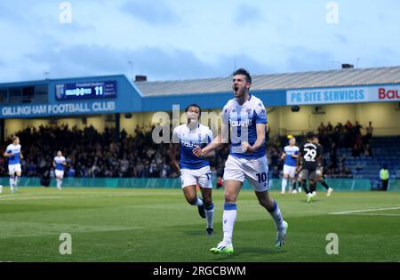 Ashley Nadesan (à droite) de Gillingham célèbre le but d’ouverture avec son coéquipier Jayden Clarke lors du match de première ronde de la coupe Carabao au Priestfield Stadium, Gillingham. Date de la photo : mardi 8 août 2023. Banque D'Images