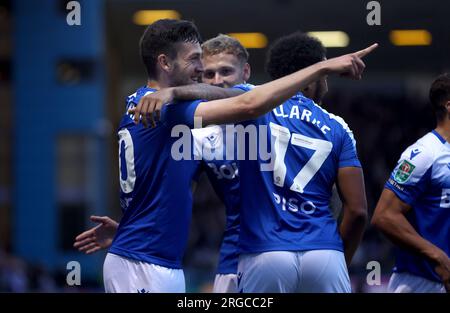 Ashley Nadesan de Gillingham (à gauche) célèbre avoir marqué le but d’ouverture avec ses coéquipiers lors du match de premier tour de la coupe Carabao au Priestfield Stadium, à Gillingham. Date de la photo : mardi 8 août 2023. Banque D'Images