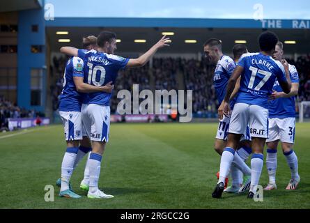 Ashley Nadesan de Gillingham (deuxième à gauche) célèbre avoir marqué le but d’ouverture avec ses coéquipiers lors du match de premier tour de la coupe Carabao au Priestfield Stadium, à Gillingham. Date de la photo : mardi 8 août 2023. Banque D'Images