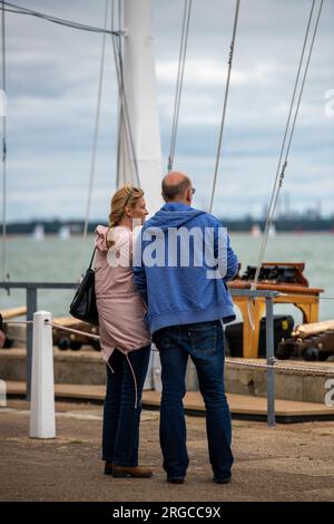 couple plus âgé regardant la course de yacht à l'escadron royal de yacht à cowes pendant la régate annuelle de la semaine cowes sur l'île de wight royaume-uni Banque D'Images