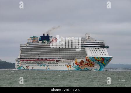 bateau de croisière d'escapade norvégien dans le solent après avoir quitté le port de southampton docks, royaume-uni Banque D'Images