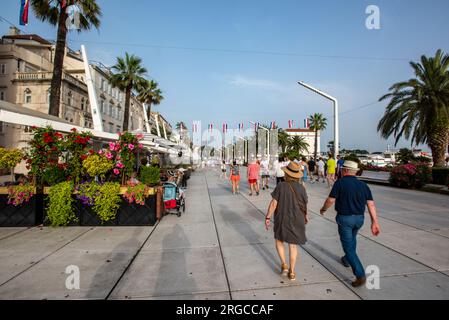 couple plus âgé marchant le long de la rue principale dans la vieille ville de grad split en croatie. Banque D'Images