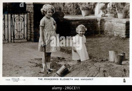 Princesses Elizabeth (plus tard la reine Elizabeth II) (1926-) et Marguerite (1930-2002), filles du duc et de la duchesse d'York jouant dans un bac à sable à St. Paul Walden Bury, Welwyn, Herts - la résidence de leurs grands-parents le comte et la comtesse de Strathmore. Banque D'Images