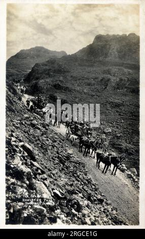 Le "peu raide" de Honister Pass, Lake District, Cumbria. Carte postale publiée par George Perry Abraham (1844-1923), photographe, éditeur de cartes postales et alpiniste. Banque D'Images