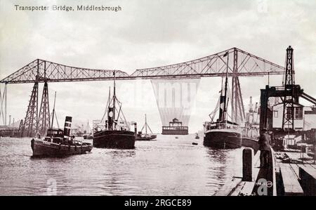 Middlesbrough, le Tees transporter Bridge, ouvert en 1911. Le pont transporte une «voiture», ou «gondole», suspendue au pont, à travers la rivière en 90 secondes. La télécabine peut transporter 200 personnes, 9 voitures ou 6 voitures et un minibus. Le pont relie Middlesbrough, sur la rive sud, à Stockton on Tees, sur la rive nord et porte la route A178 de Middlesbrough à Hartlepool. Banque D'Images