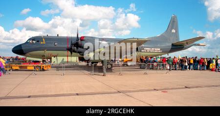 Koninklijke Marineluchtvaartdienst - Lockheed P-3C Orion 301 (msn 5737), de l'escadron n° 320, à la base aérienne navale de Valkenburg en septembre 1997. (Koninklijke Marineluchtvaartdienst - Royal Netherlands Navy Aviation). Banque D'Images