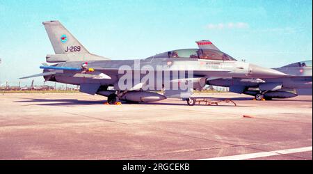 Koninklijke Luchtmacht - General Dynamics F-16BM Faucon Faucon J-269 (msn 6E-11), du 315 Escadron, à la RAF St Mawgan le 10 septembre 1997. (Koninklijke Luchtmacht - Royal Netherlands Air Force). Banque D'Images