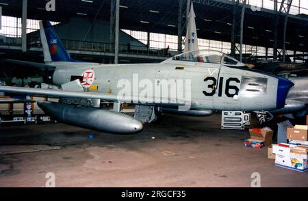 Amérique du Nord F-86F-35-NA Sabre 5316 (msn 191-938, ex 52-5242), ex-Armée de l'Air portugaise, au Musée Royal de l'Armée et d'Histoire militaire, à Bruxelles. Banque D'Images