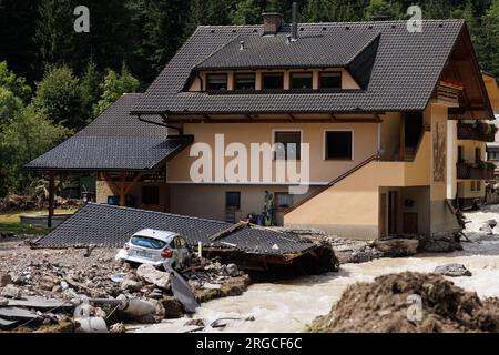 Raduha, Slovénie. 08 août 2023. Des maisons endommagées par les inondations sont observées à Raduha après que des inondations majeures ont frappé les deux tiers du pays il y a quelques jours. Des efforts de nettoyage et de sauvetage ont été réalisés après les inondations majeures en Slovénie. Certaines zones de la vallée de la rivière Savinja sont encore coupées du reste du monde. Les dégâts sont énormes. (Photo de Luka Dakskobler/SOPA Images/Sipa USA) crédit : SIPA USA/Alamy Live News Banque D'Images