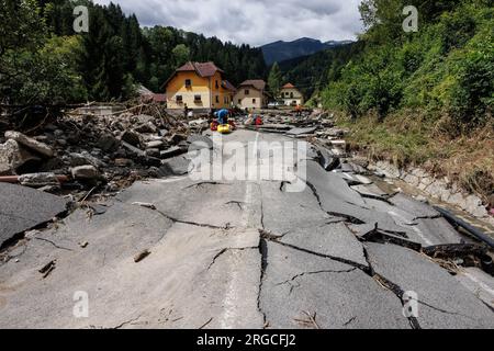 Raduha, Slovénie. 08 août 2023. Une route complètement détruite est observée à Raduha après des inondations majeures qui ont frappé les deux tiers du pays il y a quelques jours. Des efforts de nettoyage et de sauvetage ont été réalisés après les inondations majeures en Slovénie. Certaines zones de la vallée de la rivière Savinja sont encore coupées du reste du monde. Les dégâts sont énormes. (Photo de Luka Dakskobler/SOPA Images/Sipa USA) crédit : SIPA USA/Alamy Live News Banque D'Images