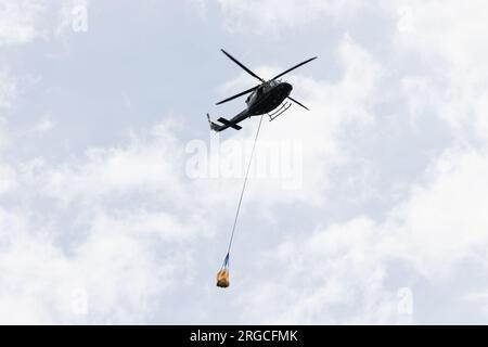 Raduha, Slovénie. 08 août 2023. Un hélicoptère des forces armées slovènes transporte des fournitures à la population de Raduha après les inondations majeures qui ont frappé les deux tiers du pays il y a quelques jours. Des efforts de nettoyage et de sauvetage ont été réalisés après les inondations majeures en Slovénie. Certaines zones de la vallée de la rivière Savinja sont encore coupées du reste du monde. Les dégâts sont énormes. (Photo de Luka Dakskobler/SOPA Images/Sipa USA) crédit : SIPA USA/Alamy Live News Banque D'Images