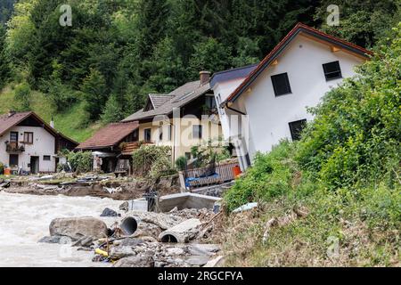 Raduha, Slovénie. 08 août 2023. On voit une maison fortement inclinée et instable à Raduha après des inondations majeures qui ont frappé les deux tiers du pays il y a quelques jours. Des efforts de nettoyage et de sauvetage ont été réalisés après les inondations majeures en Slovénie. Certaines zones de la vallée de la rivière Savinja sont encore coupées du reste du monde. Les dégâts sont énormes. (Photo de Luka Dakskobler/SOPA Images/Sipa USA) crédit : SIPA USA/Alamy Live News Banque D'Images