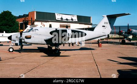 Armée des États-Unis - Beech RC-12D Guarrail 80-23373 (msn 80-23372), à la RAF Mildenhall pour la Mildenhall Air Fete le 26 mai 1990. Banque D'Images